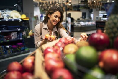 Mujer comprando fruta en el supermercado