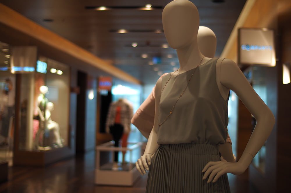Desenmascarando el Greenwashing: Un cambio de rumbo hacia la sostenibilidad Greenwashing: moda promocionada como eco-friendly