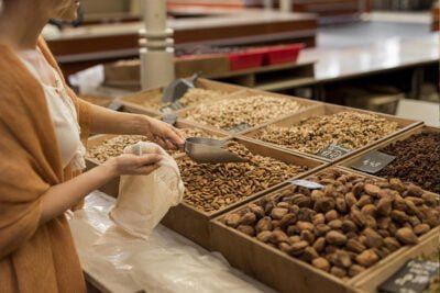 Mujer realizando compra a granel