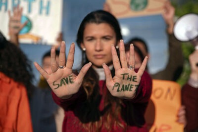Activista protesta por justicia ambiental
