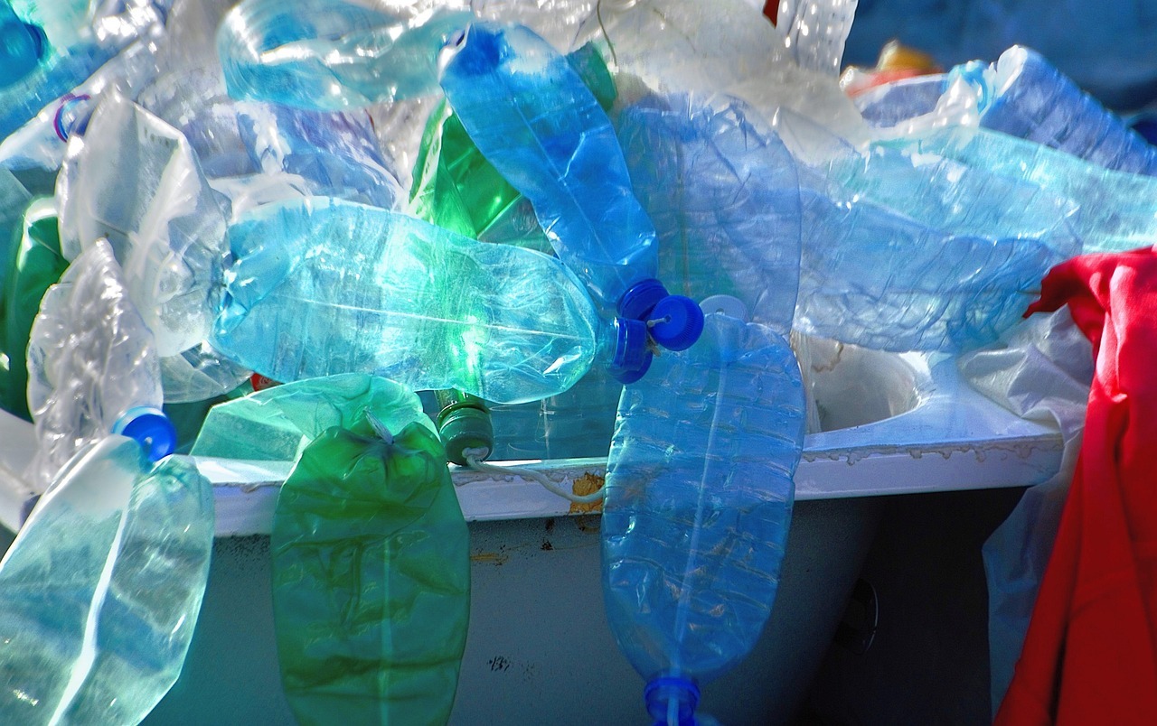 Informe revela que más del 60% de los residuos plásticos no se reciclan a nivel global Residuos plasticos en la basura