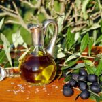 El aceite de oliva virgen extra (AOVE) es uno de los pilares de la dieta mediterránea. Su reconocimiento va más allá de su sabor, ya que aporta múltiples beneficios que pueden mejorar la salud cardiovascular, la digestión e incluso el aspecto de la piel y el cabello. Consumirlo regularmente se traduce en bienestar y protección frente a diversas enfermedades crónicas.
