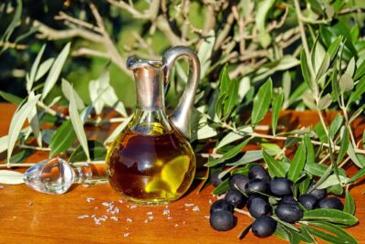 El aceite de oliva virgen extra (AOVE) es uno de los pilares de la dieta mediterránea. Su reconocimiento va más allá de su sabor, ya que aporta múltiples beneficios que pueden mejorar la salud cardiovascular, la digestión e incluso el aspecto de la piel y el cabello. Consumirlo regularmente se traduce en bienestar y protección frente a diversas enfermedades crónicas.
