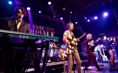 La emergencia climática está redefiniendo la manera en que consumimos cultura, y la industria musical no es la excepción. En Australia, un grupo de artistas encabezados por el dúo Lime Cordiale está demostrando que es posible ofrecer espectáculos en vivo sin comprometer el futuro del planeta. A través de giras sostenibles, estos músicos integran transporte limpio, energías renovables, proyectos regenerativos y acciones comunitarias que marcan un antes y un después en la forma de entender la música en directo.